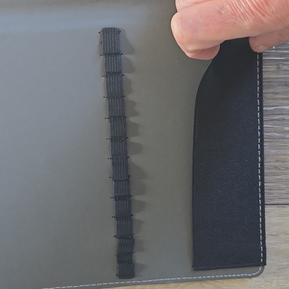 BNWOT scetch binder with pencils. - Picture 5 of 6